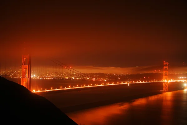 Туманная ночь у Золотых ворот — стоковое фото