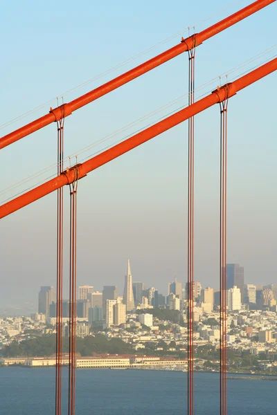 Transamerica Building alla luce del giorno attraverso il Golden Gate — Foto Stock