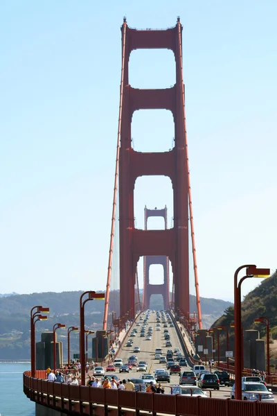 Golden Gate Köprüsünde trafik var. — Stok fotoğraf