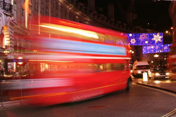 在晚上的经典伦敦巴士。 — 图库照片