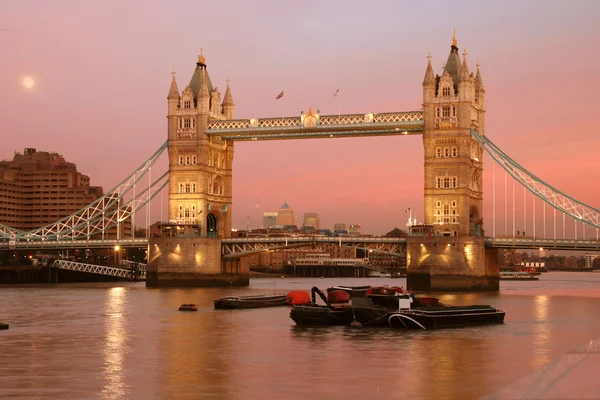 Pembe bir gökyüzü Londra Köprüsü — Stok fotoğraf