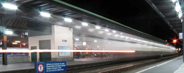 Snabba tåg på natten — Stockfoto