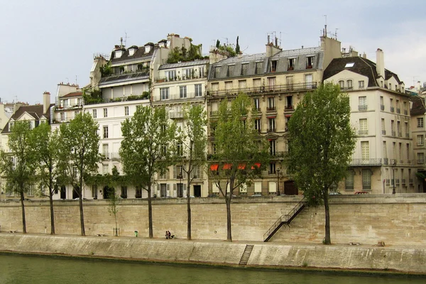 巴黎由河 — 图库照片