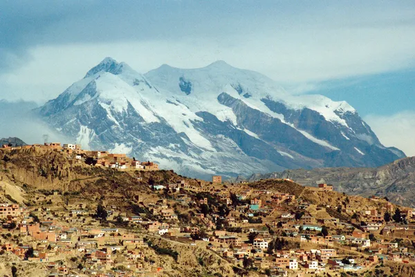 Ла-Пас и гора — стоковое фото