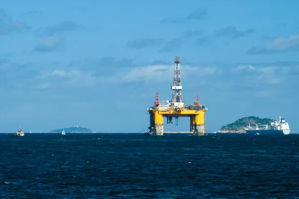 Морская нефтяная платформа в заливе Гуанабара — стоковое фото