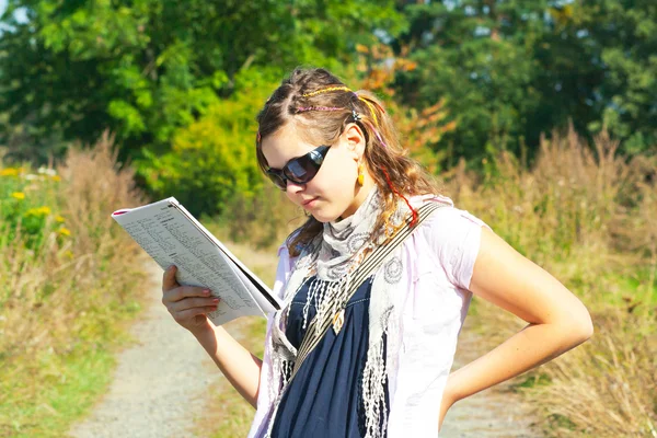 Girl reading in the wild — Stock Photo, Image