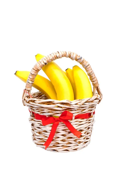 Bando de bananas em uma cesta isolada em branco — Fotografia de Stock