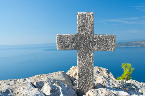 Kruis op de top van de berg boven de zeespiegel — Stockfoto