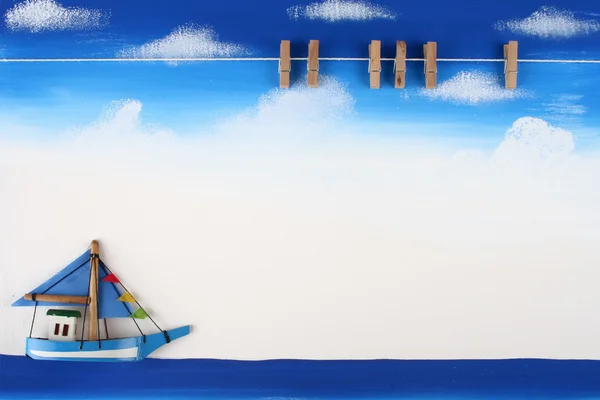 Obrázek deska s dřevěnými sponky na modré nebe, oceán a lodí — Stock fotografie