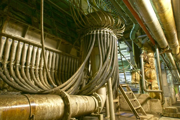 Zařízení, kabely a potrubí jako nalezené v moderní průmyslové — Stock fotografie
