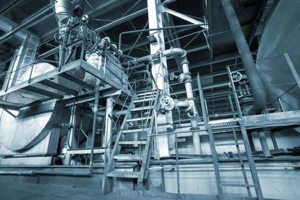 Εξοπλισμού, καλωδίων και σωληνώσεων όπως διαπιστώθηκε, στο εσωτερικό του ένα σύγχρονο βιομηχα — Φωτογραφία Αρχείου