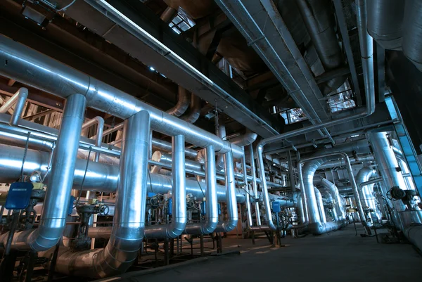Промышленная зона, стальные трубопроводы в синих тонах — стоковое фото