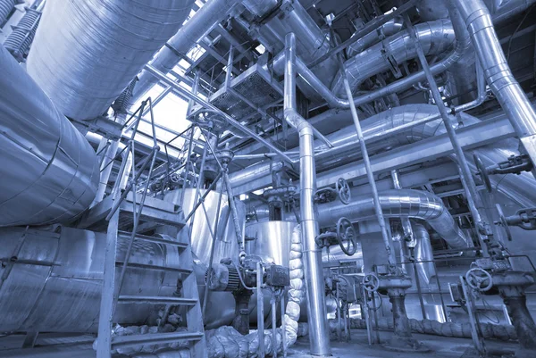 Zona industrial, tuberías de acero, válvulas y escaleras —  Fotos de Stock