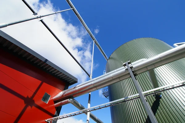 Zona industrial, linhas de tubos de aço no céu azul — Fotografia de Stock