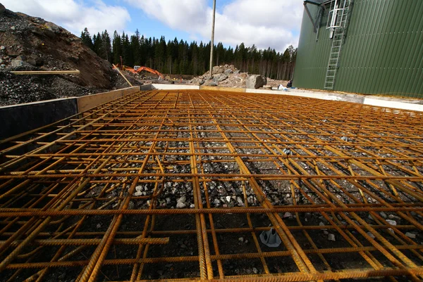 Pila de malla de barras de refuerzo en un sitio de construcción — Foto de Stock