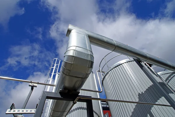 Przemysłowych instalacji rurowych i zbiorników przeciw błękitne niebo — Zdjęcie stockowe