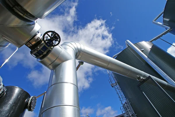 A blue sky ipari zóna, acél-csővezetékek — Stock Fotó