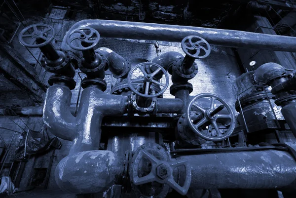 Tubos, tubos, máquinas e turbinas a vapor numa central eléctrica — Fotografia de Stock
