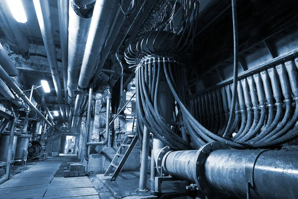 Tubos, tubos, máquinas e turbinas a vapor numa central eléctrica — Fotografia de Stock