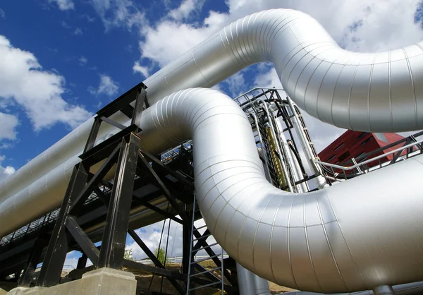 Низкоугольный кадр лестницы и нефтеперерабатывающего завода — стоковое фото