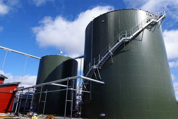Промышленные резервуары с трубопроводами против голубого неба — стоковое фото
