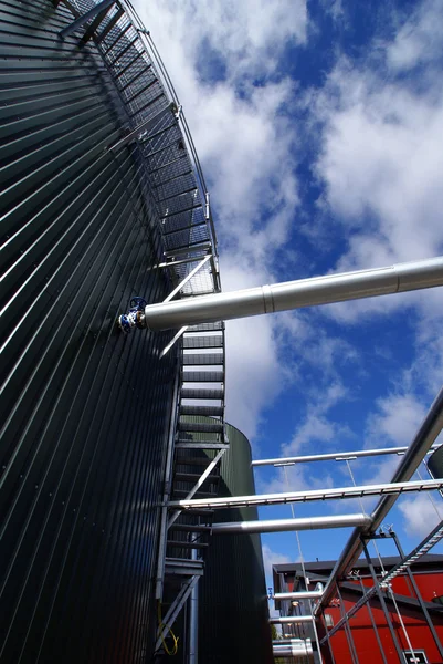 工业园区、 钢管材生产线在蓝蓝的天空上 — 图库照片