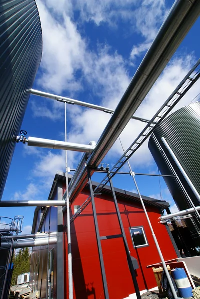 Tuyauterie industrielle et réservoirs contre ciel bleu — Photo