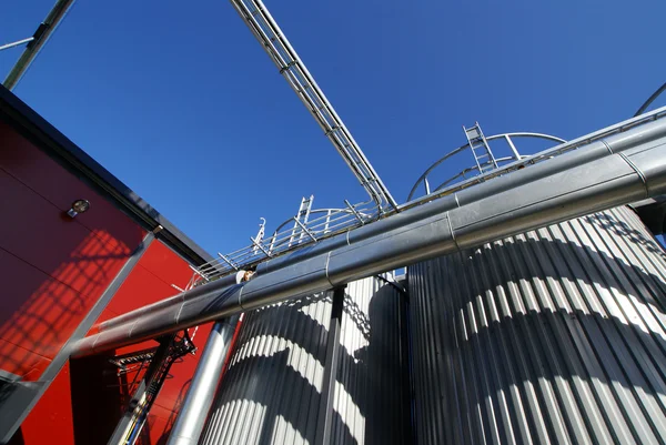 Zona industrial, linhas de tubos de aço no céu azul — Fotografia de Stock
