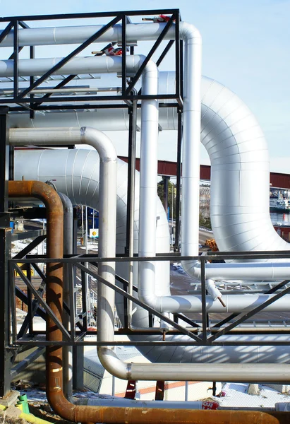 Tubos, tubos, cables y equipos de una central eléctrica —  Fotos de Stock
