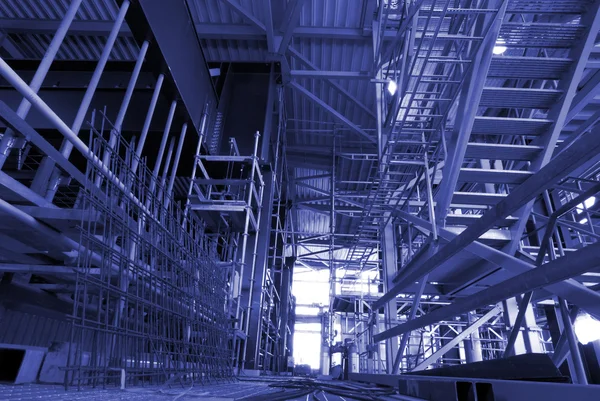Byggnadsställningar på en industriell byggarbetsplats — Stockfoto