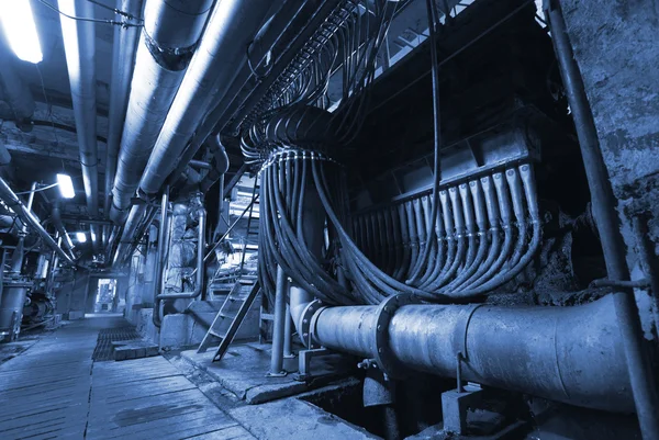 Трубы, трубы, оборудование и паровые турбины на электростанции — стоковое фото