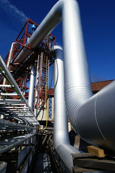 Tubos, tubos, cabos e equipamentos numa central eléctrica — Fotografia de Stock