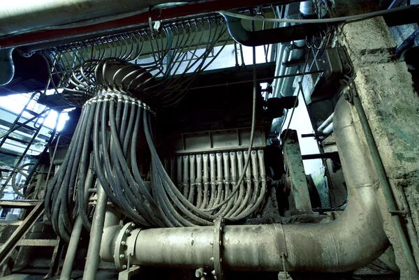 Tubos de diferente tamaño y forma en una central eléctrica — Foto de Stock