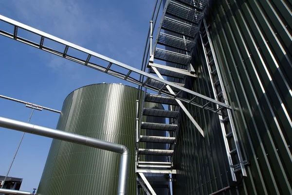 Лестницы и трубы на промышленной строительной площадке — стоковое фото