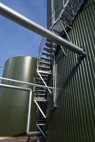 梯子和工业建筑施工现场管 — 图库照片