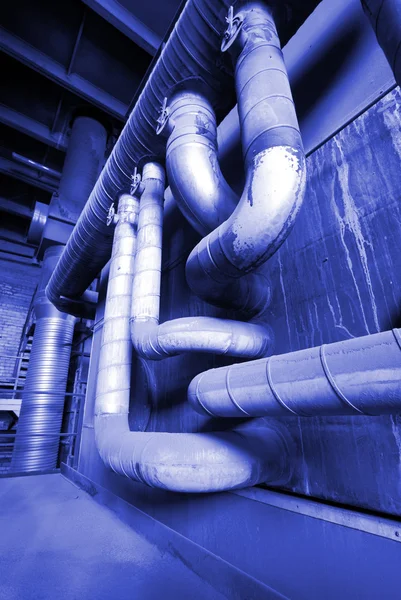 不同大小和形状的管道在电厂 — 图库照片