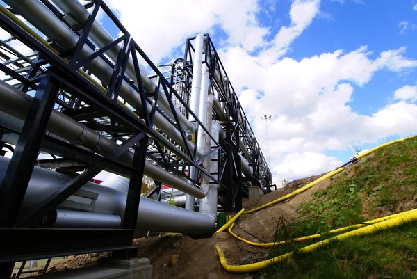 Gazoducs industriels sur pipe-bridge contre ciel bleu — Photo