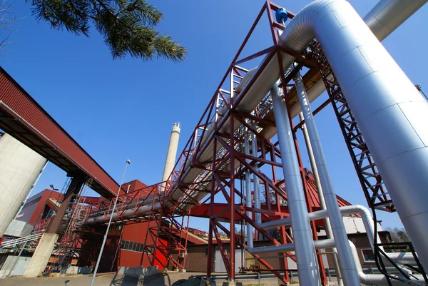 산업용 파이프라인 및 밸브 푸른 하늘에 대 한 파이프 다리에 — 스톡 사진