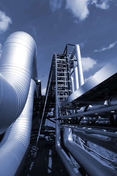 Ipari csővezetékek cső-hídon kék hangon — Stock Fotó