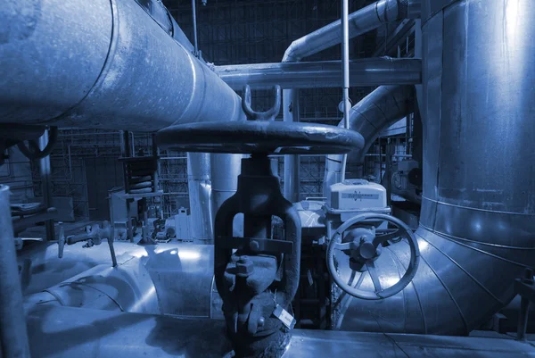 Rör, rör, maskiner och ångturbiner vid ett kraftverk — Stockfoto