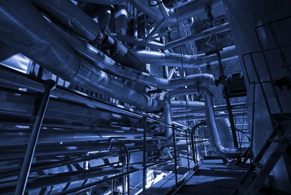 Pipes, tubes, machinery and steam turbine at a power plant in bl — Stock Photo, Image