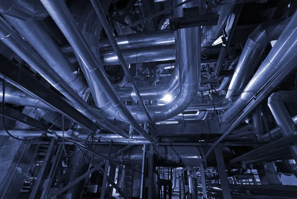 Tubos, tubos, maquinaria y turbina de vapor en una central eléctrica de bl —  Fotos de Stock