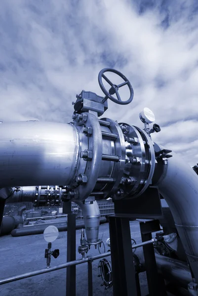 Industriella pipelinesand ventil på röret-bro mot blå himmel — Stockfoto