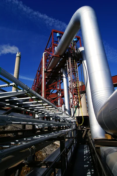 Промислові трубопроводи на трубопроводі-мосту на фоні блакитного неба — стокове фото