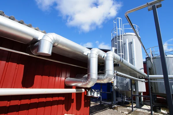 Ipari zóna, acél csővezetékek kék ég ellen — Stock Fotó