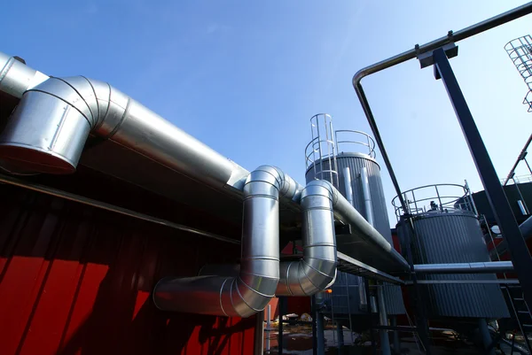 Industriområde, stål pipelinesagainst blå himmel — Stockfoto