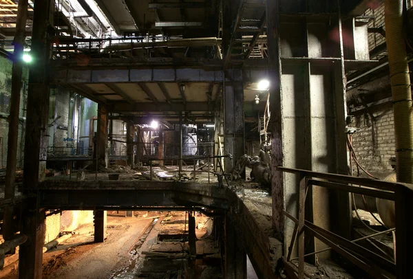 Старый заброшенный завод — стоковое фото