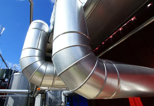 Ipari zóna, acél csővezetékek kék égen — Stock Fotó