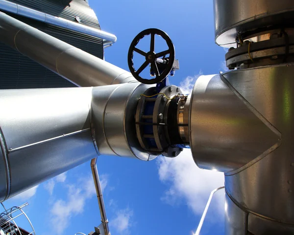 Ipari zóna, acél csővezetékek kék égen — Stock Fotó