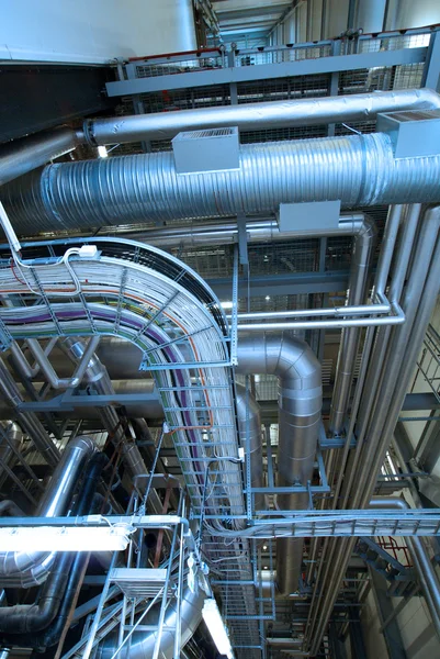 Tuyaux, tubes, machines et turbines à vapeur dans une centrale électrique — Photo